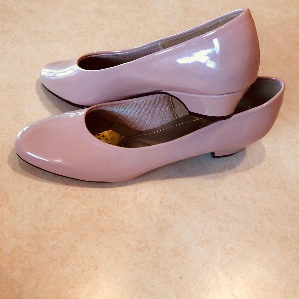 🌻HushPuppies NWT sz7.5N SoftStyle Angel2 patent🌻